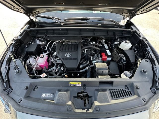 Used 2024 Toyota Highlander LE FWD image 31