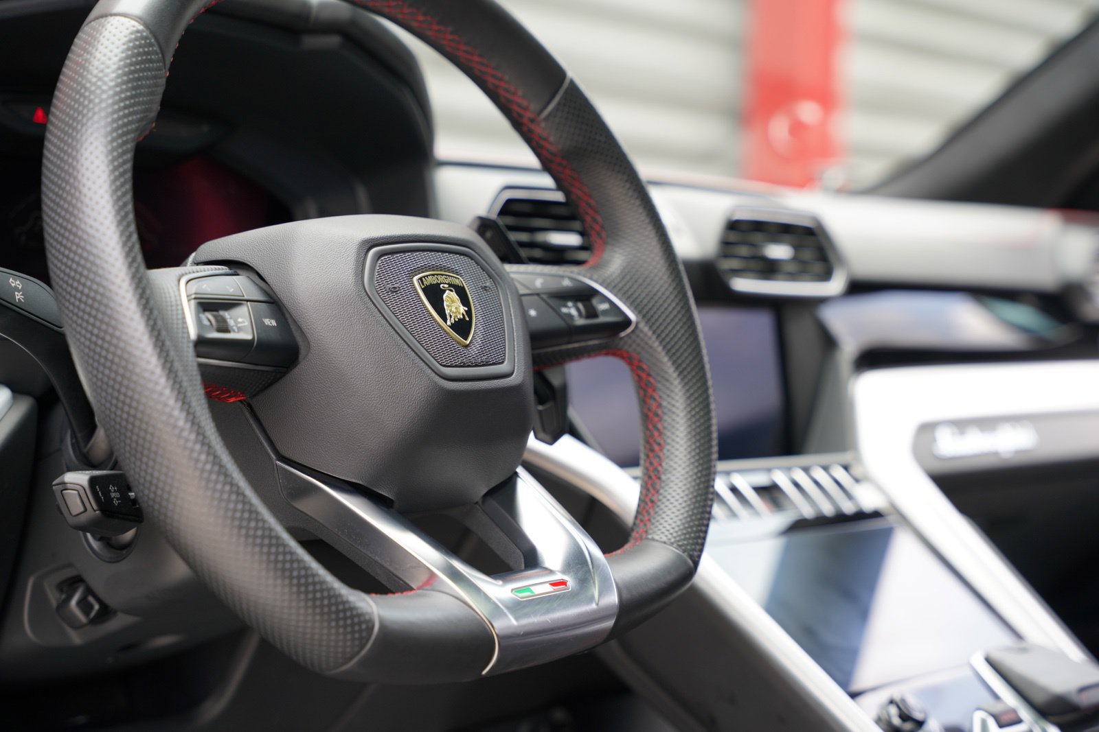 Used 2019 Lamborghini Urus AWD/4WD image 19