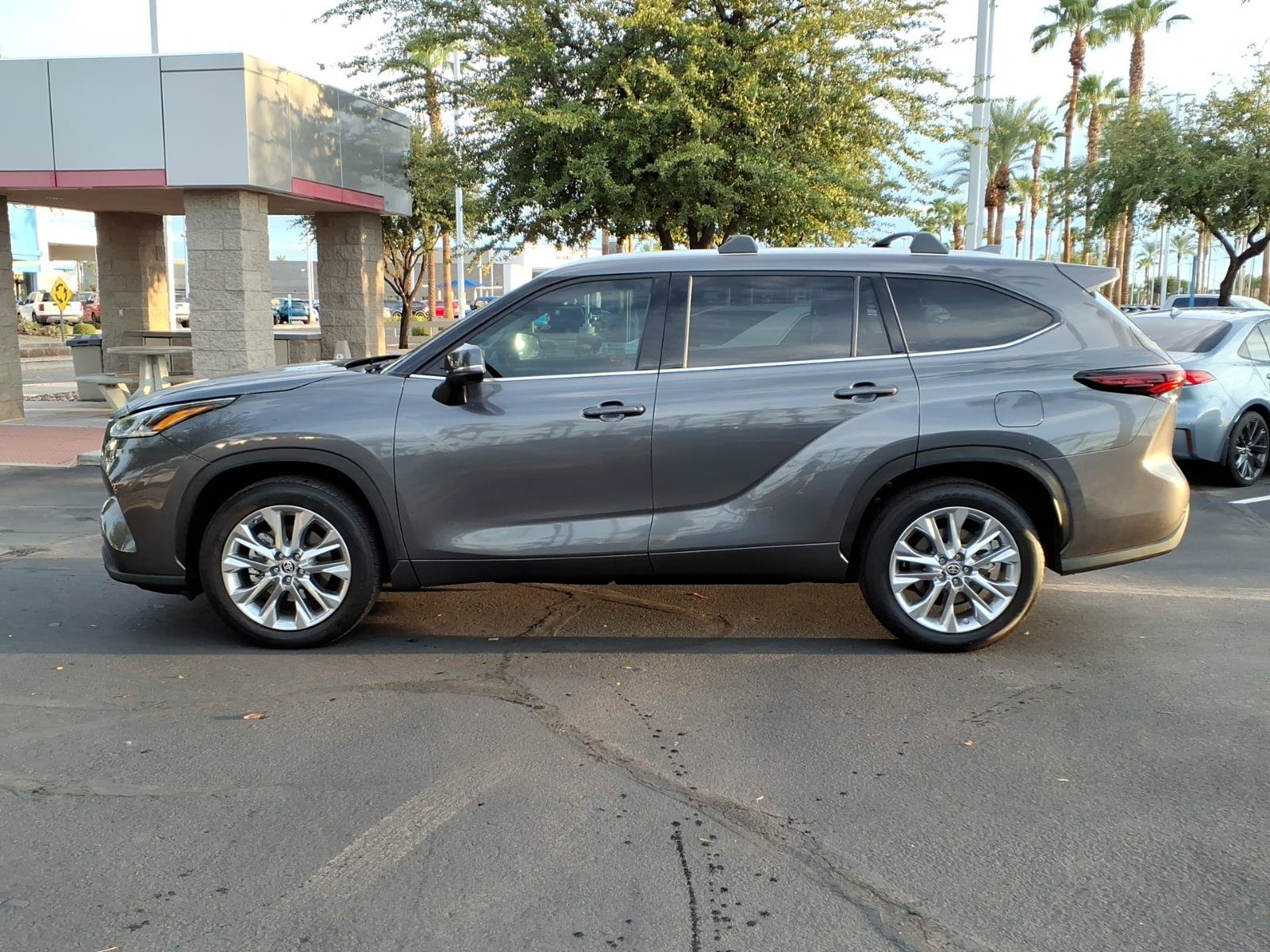 Certified 2024 Toyota Highlander Limited FWD image 6