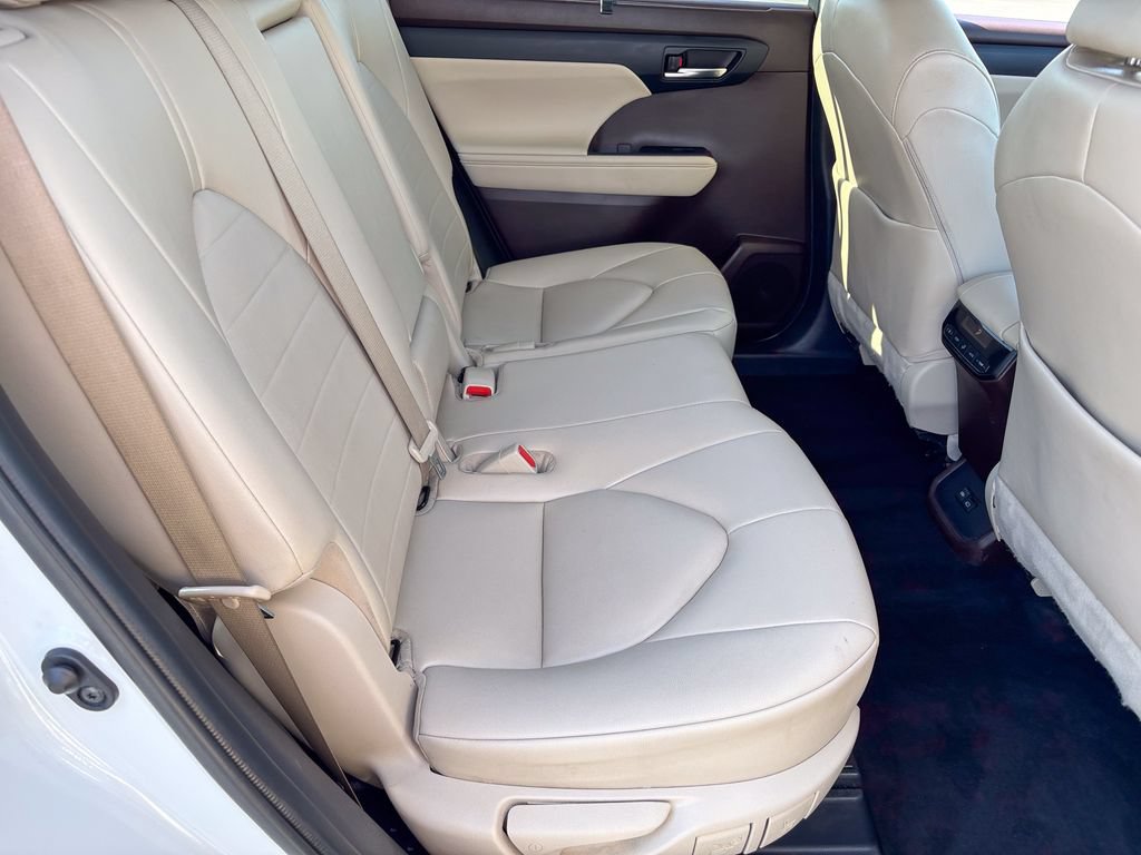 Used 2022 Toyota Highlander XLE AWD/4WD image 40