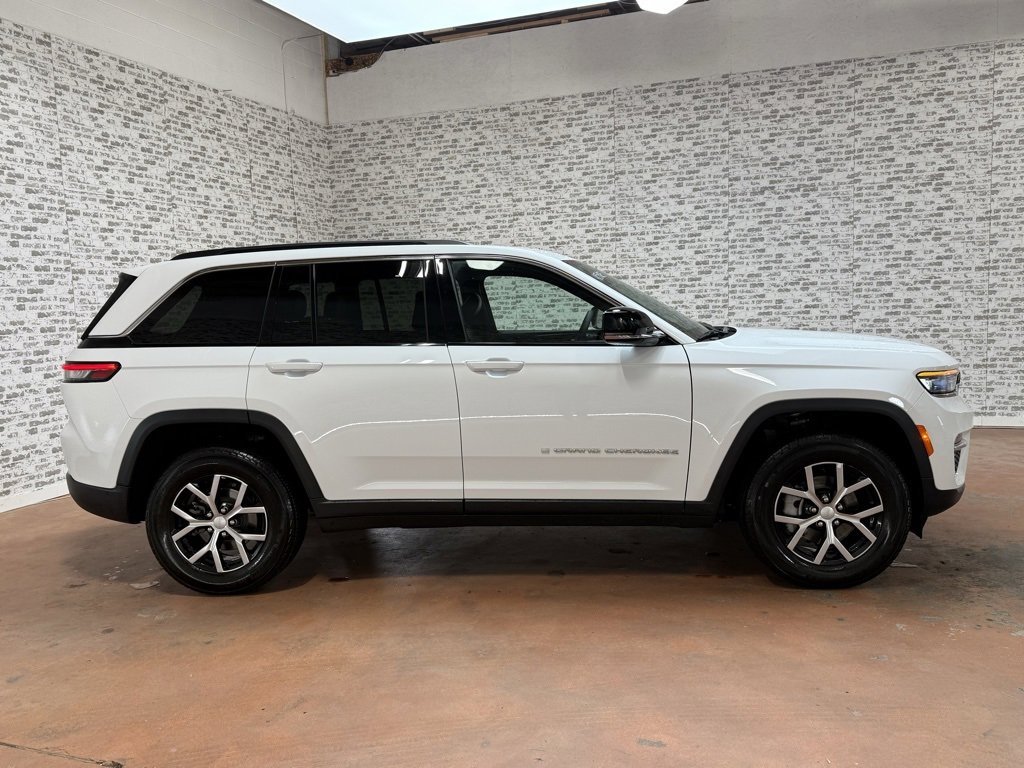 Used 2025 Jeep Grand Cherokee Limited image 7