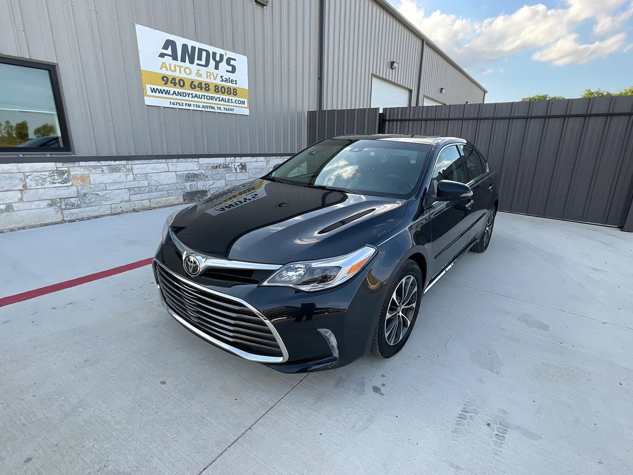 Used 2017 Toyota Avalon XLE Premium w/ All Weather Liner Package FWD image 5