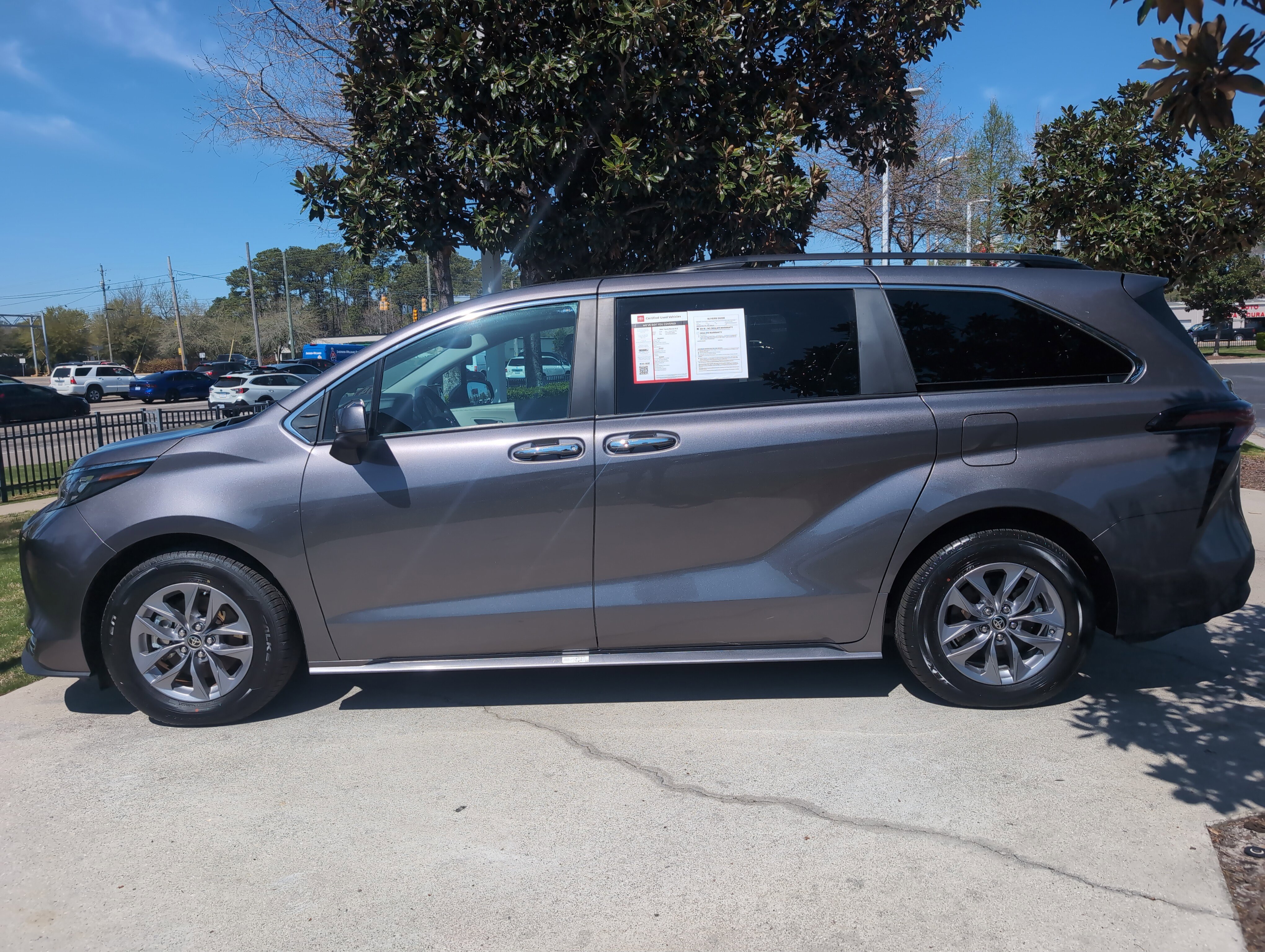 Certified 2024 Toyota Sienna XLE FWD image 7