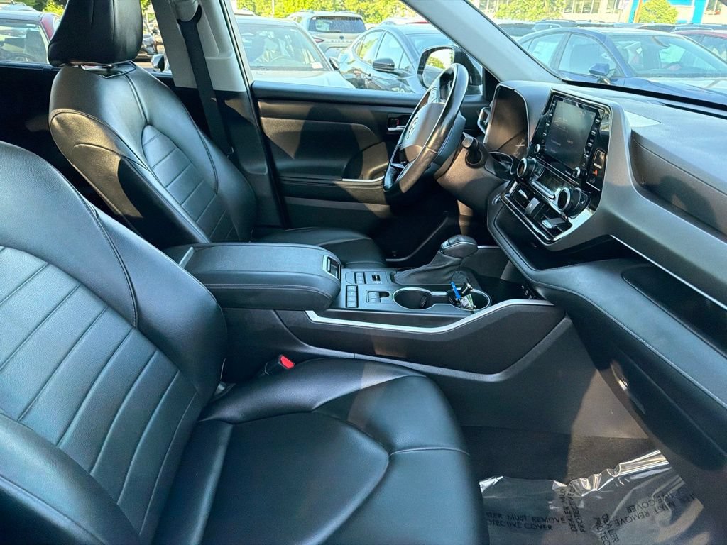 Used 2021 Toyota Highlander XLE AWD/4WD image 10