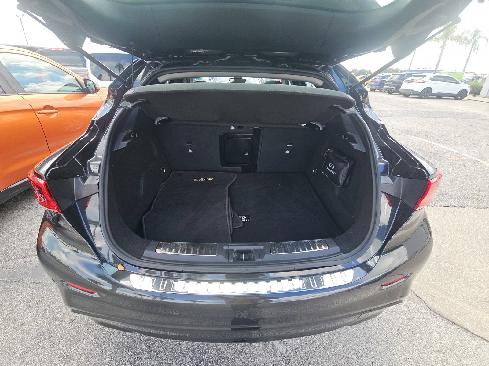 Used 2019 INFINITI QX30 w/ Cargo Package FWD image 7