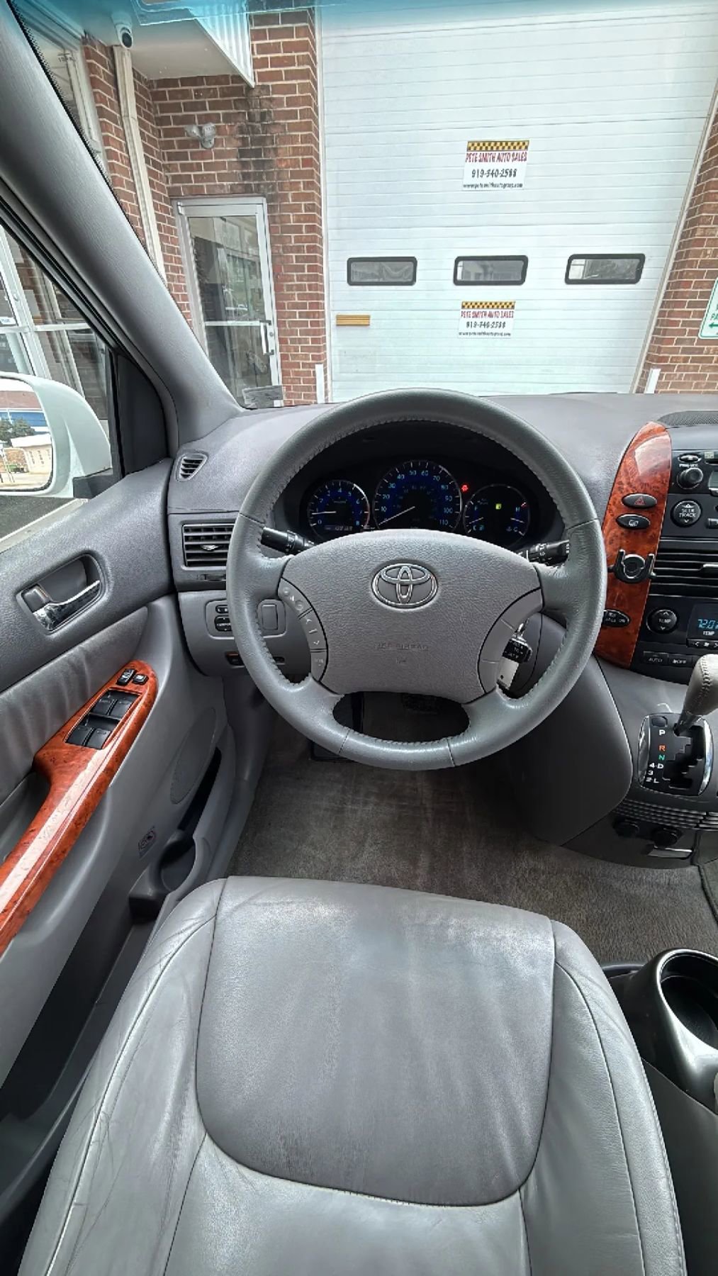 Used 2010 Toyota Sienna XLE FWD image 17