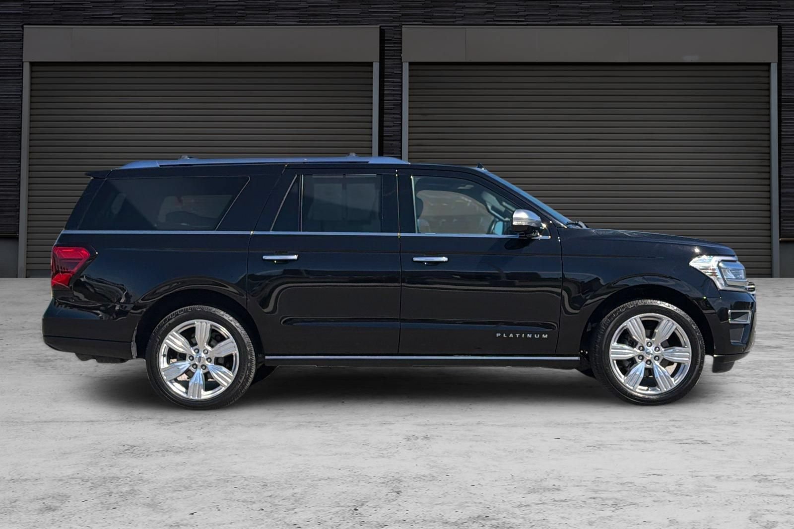 Used 2023 Ford Expedition Max Platinum AWD/4WD image 3