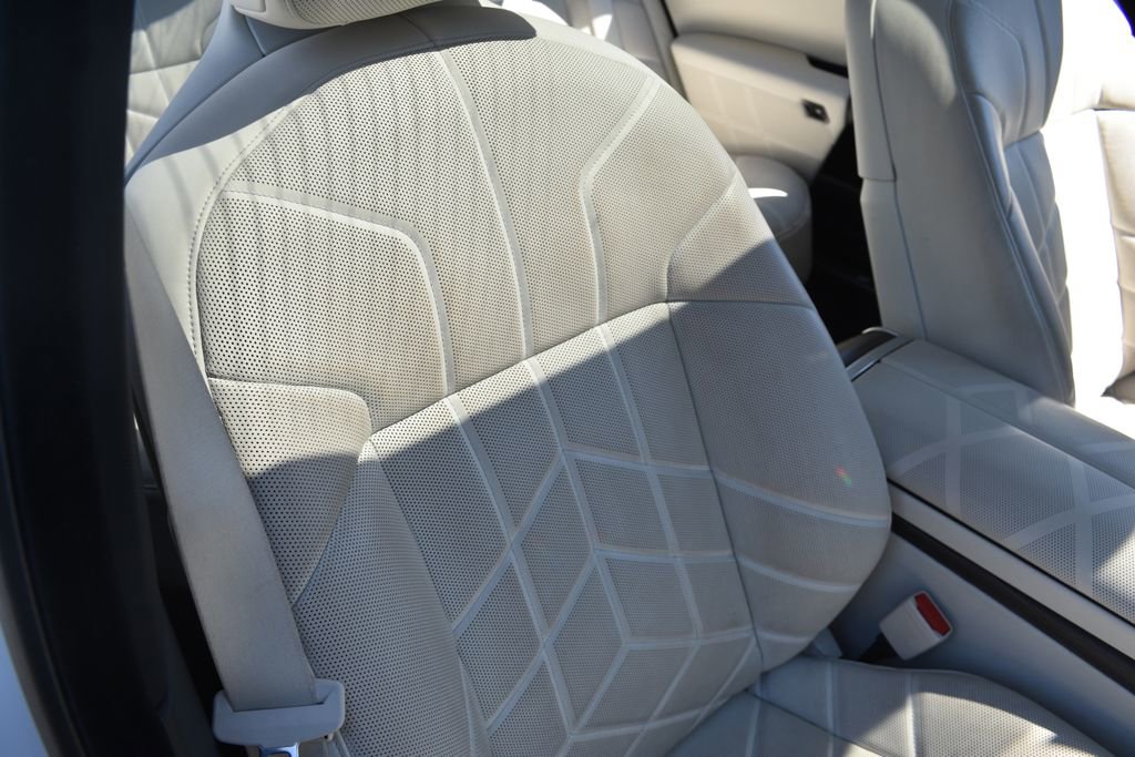 Used 2025 BMW 760i xDrive w/ Executive Package image 24