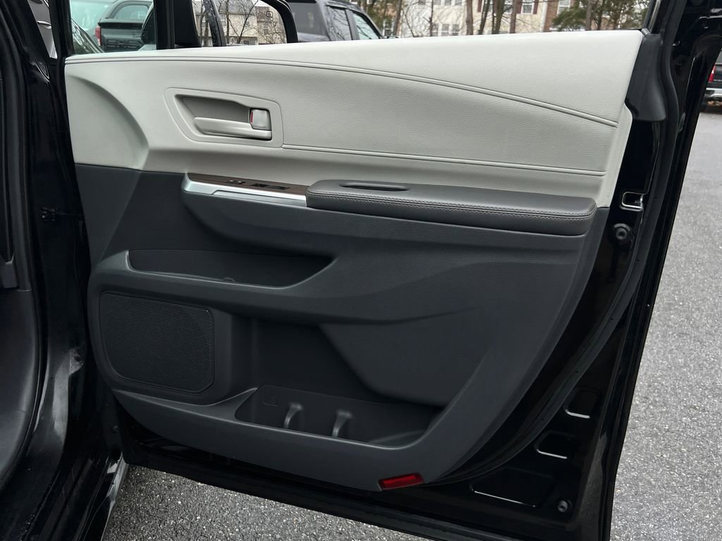 Used 2024 Toyota Sienna LE image 8