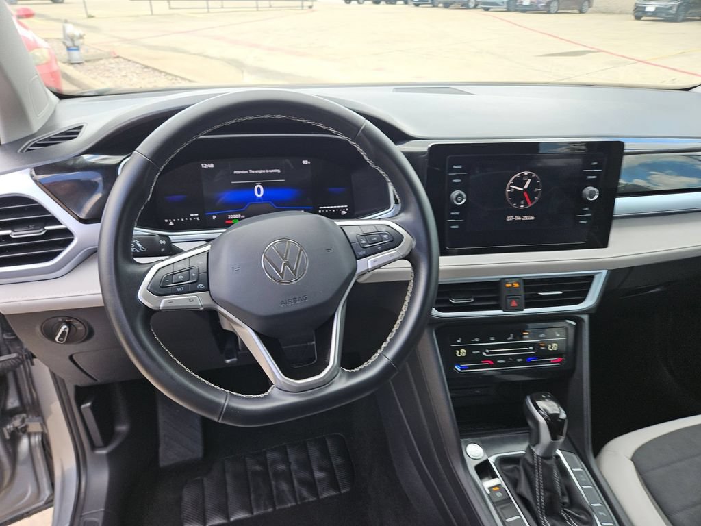 Used 2025 Volkswagen Taos SE FWD image 17