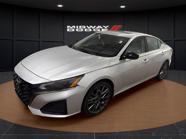 Used 2023 Nissan Altima 2.0 SR FWD image 2