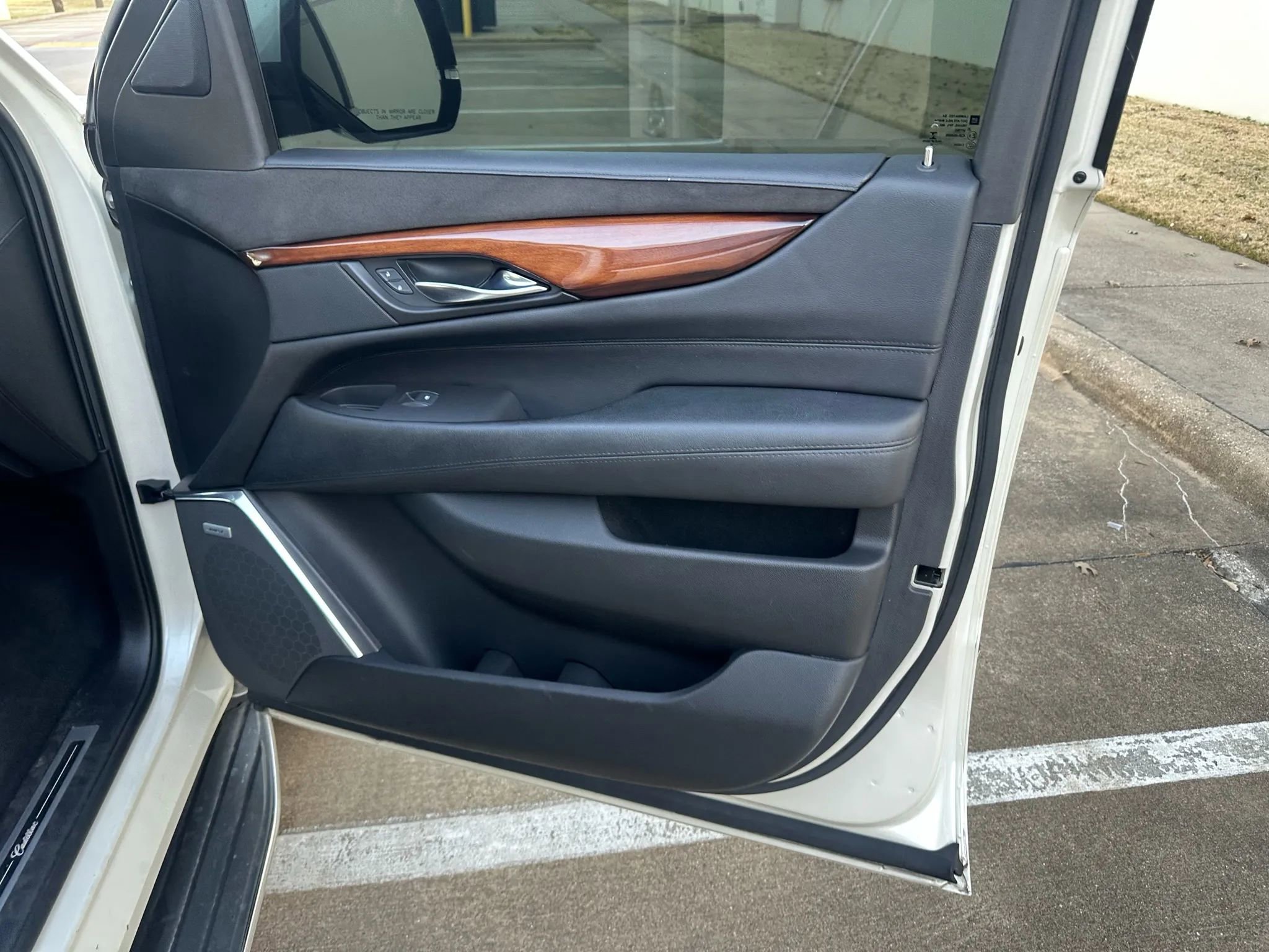 Used 2015 Cadillac Escalade Luxury AWD/4WD image 29