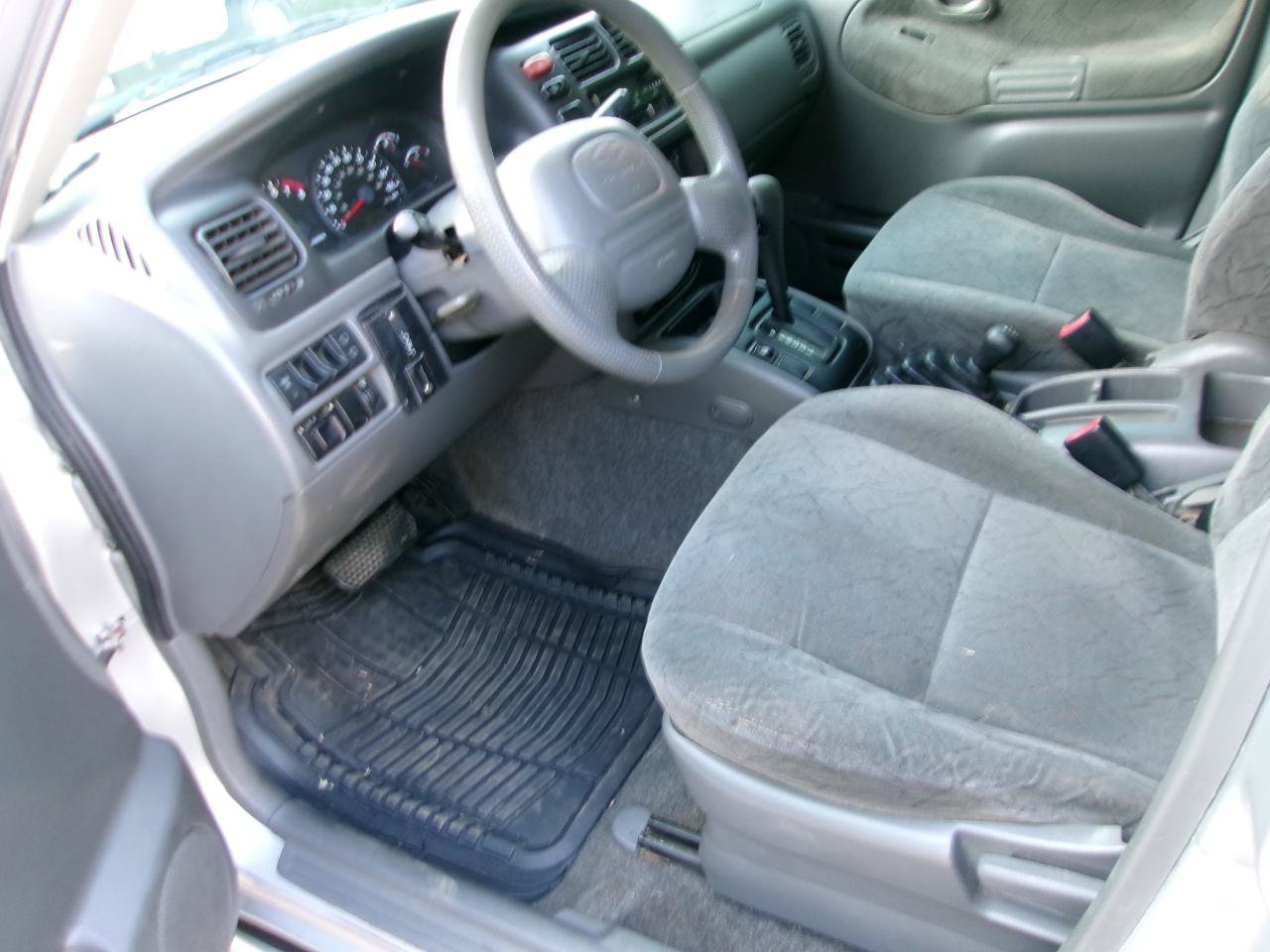 Used 2001 Chevrolet Tracker LT AWD/4WD image 11