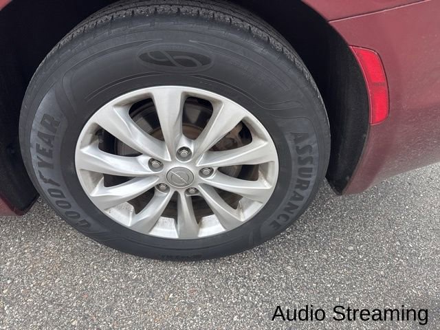 Used 2018 Chrysler Pacifica Touring-L Plus image 2