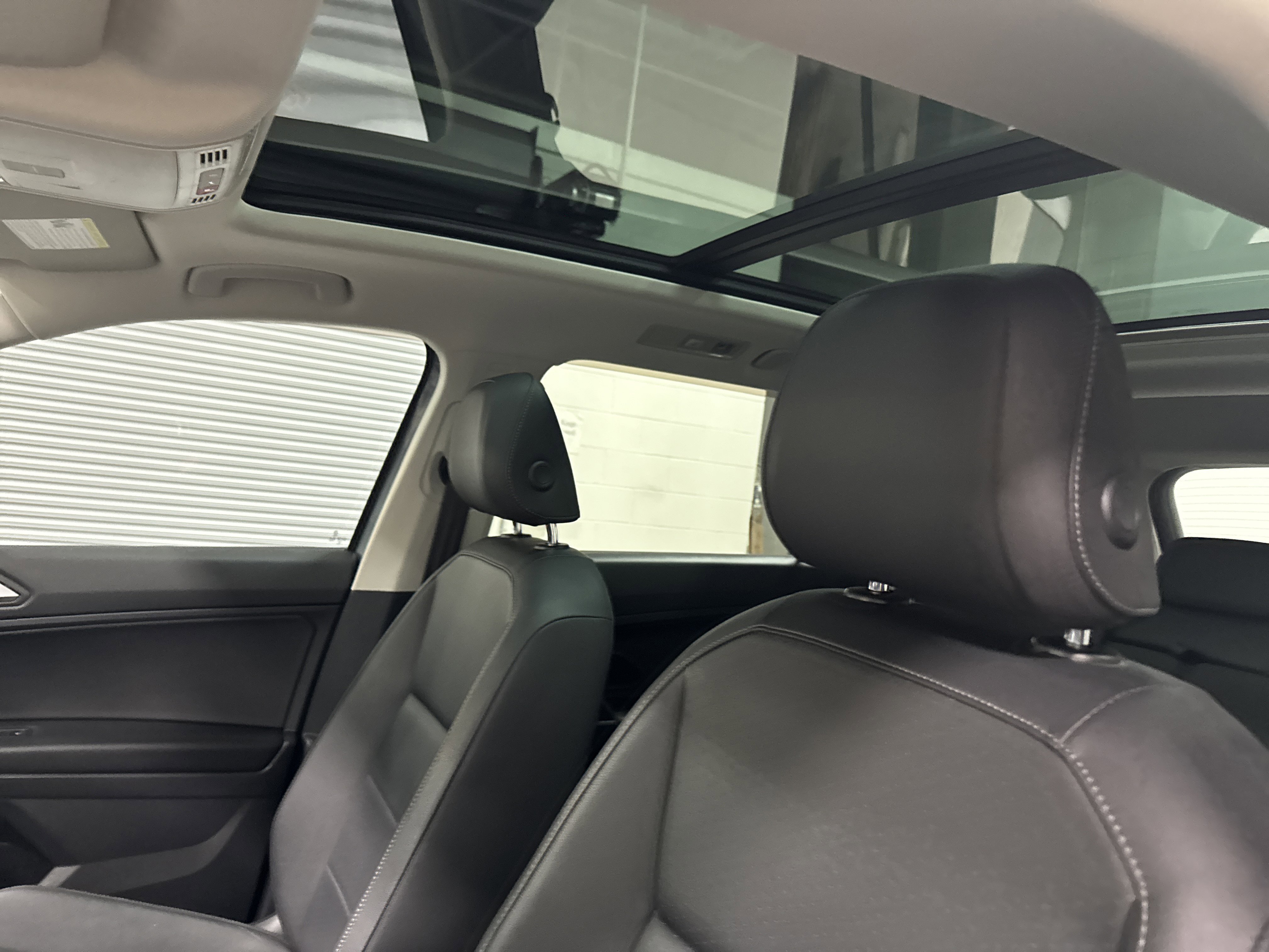 Used 2020 Volkswagen Tiguan SE w/ Panoramic Sunroof Package image 12