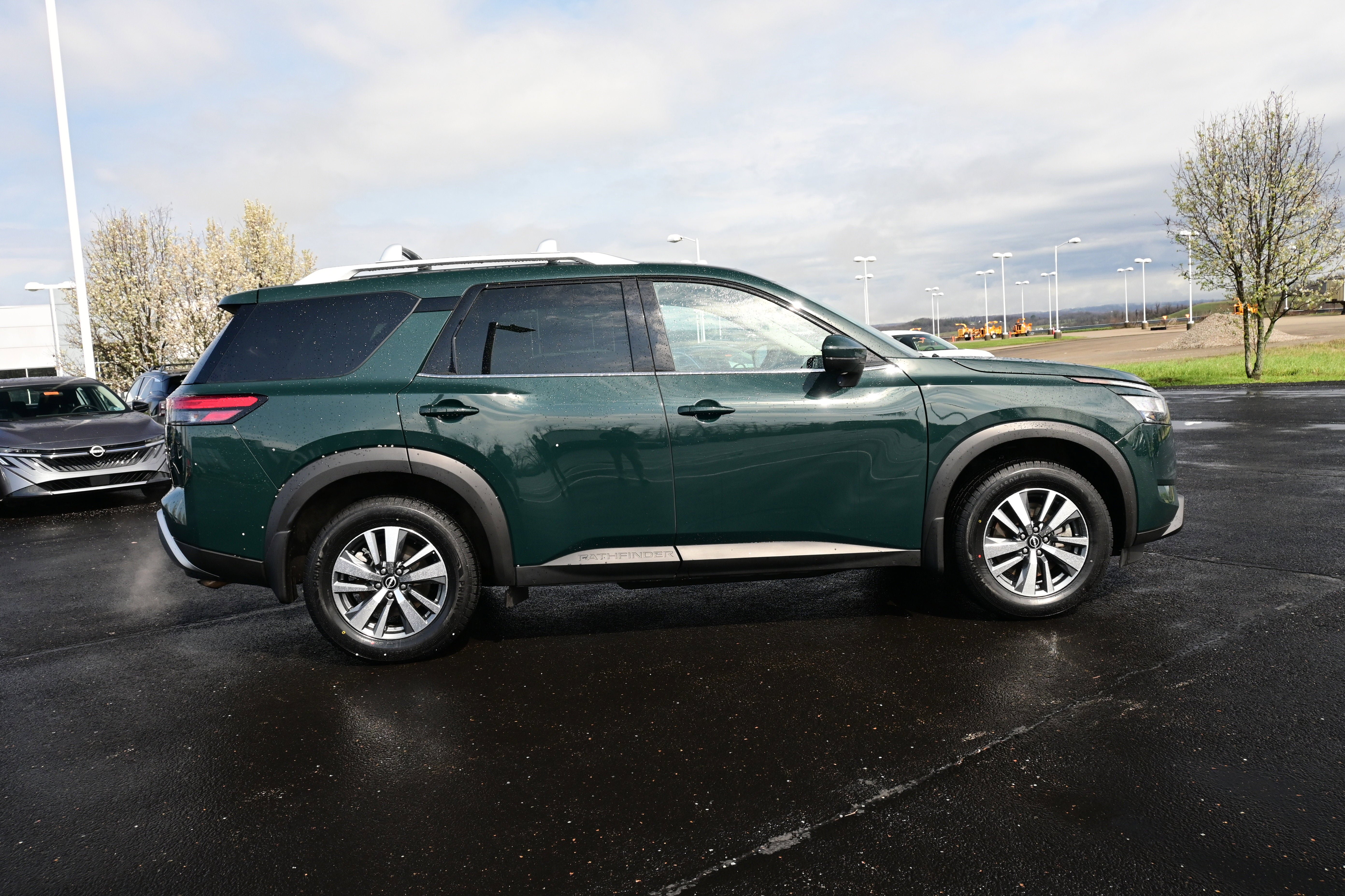Certified 2024 Nissan Pathfinder SL w/ Lighting Package (N92) image 5