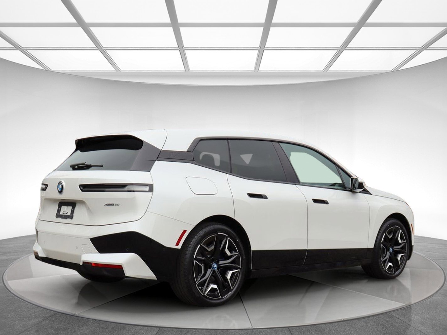 Used 2022 BMW iX xDrive50 w/ Sport Package AWD/4WD image 8