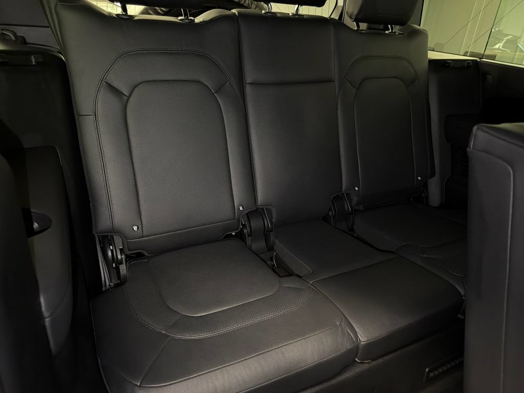 Used 2024 Land Rover Defender 130 X-Dynamic SE AWD/4WD image 15