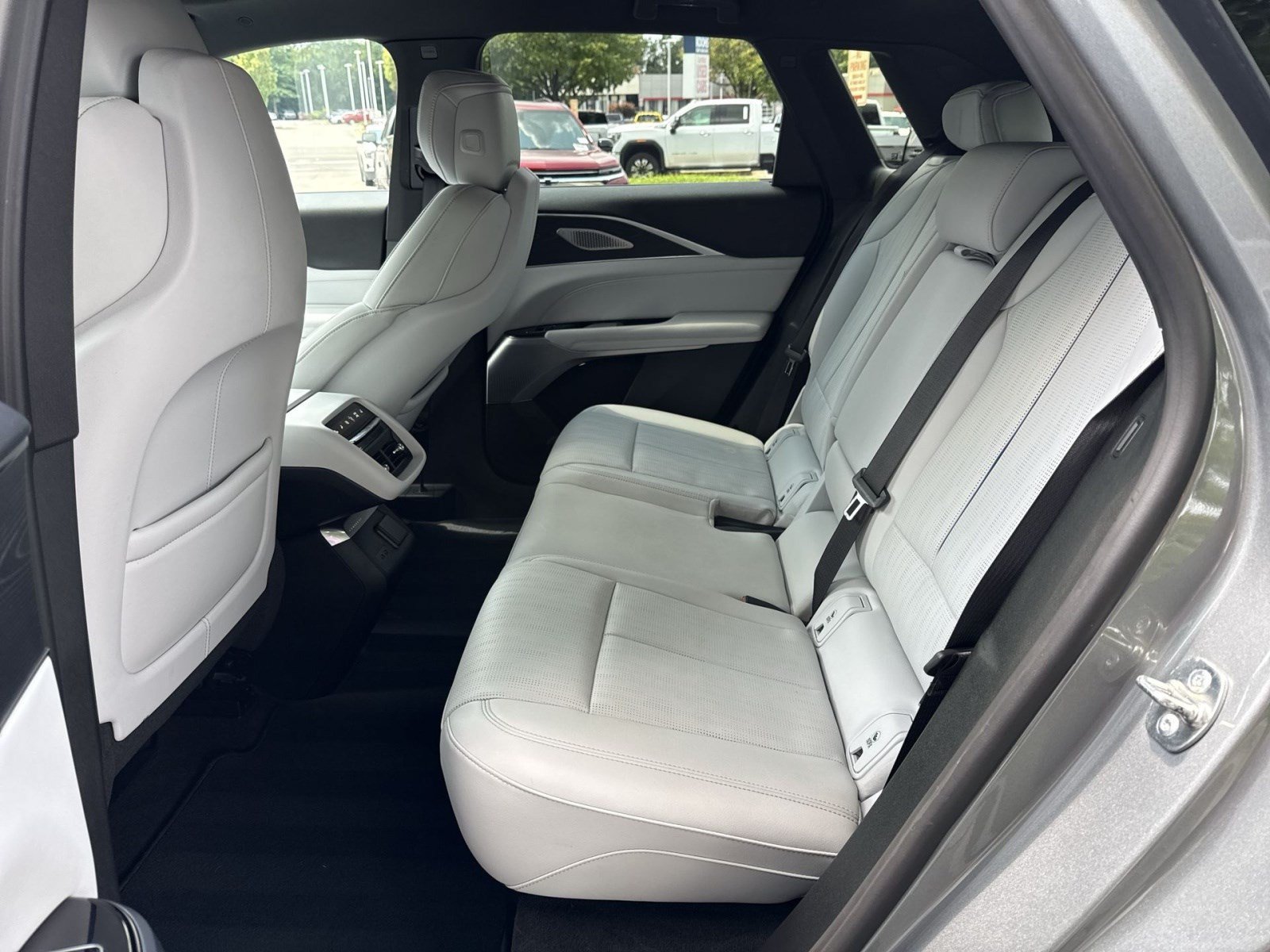 Used 2024 Cadillac Lyriq Luxury AWD/4WD image 22