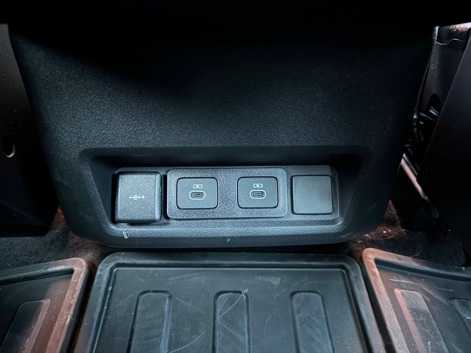 Used 2025 Land Rover Discovery Dynamic SE image 29