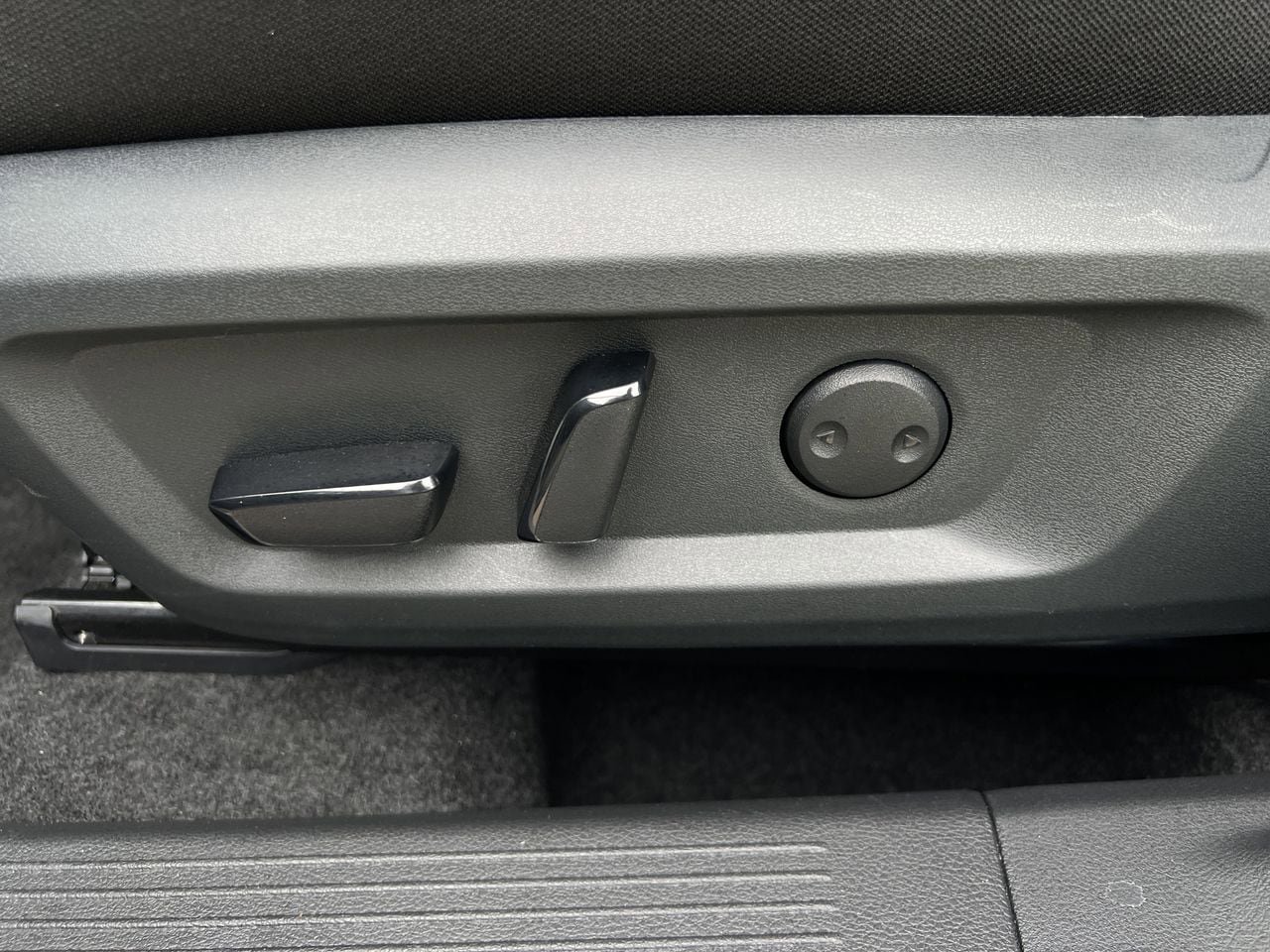 Certified 2025 Nissan Rogue SV FWD image 19
