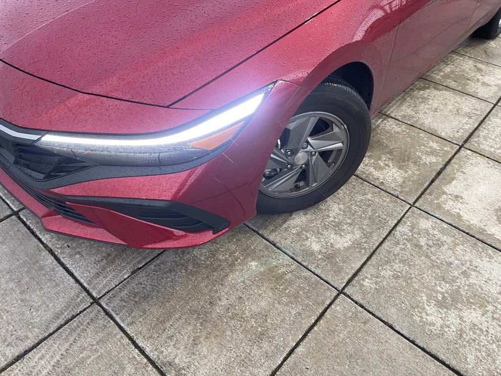Certified 2025 Hyundai Elantra SE image 2