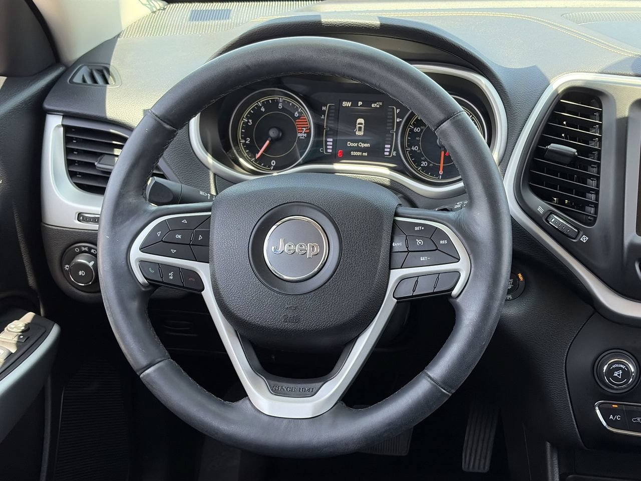 Used 2018 Jeep Cherokee Latitude Plus w/ Comfort/Convenience Group FWD image 13