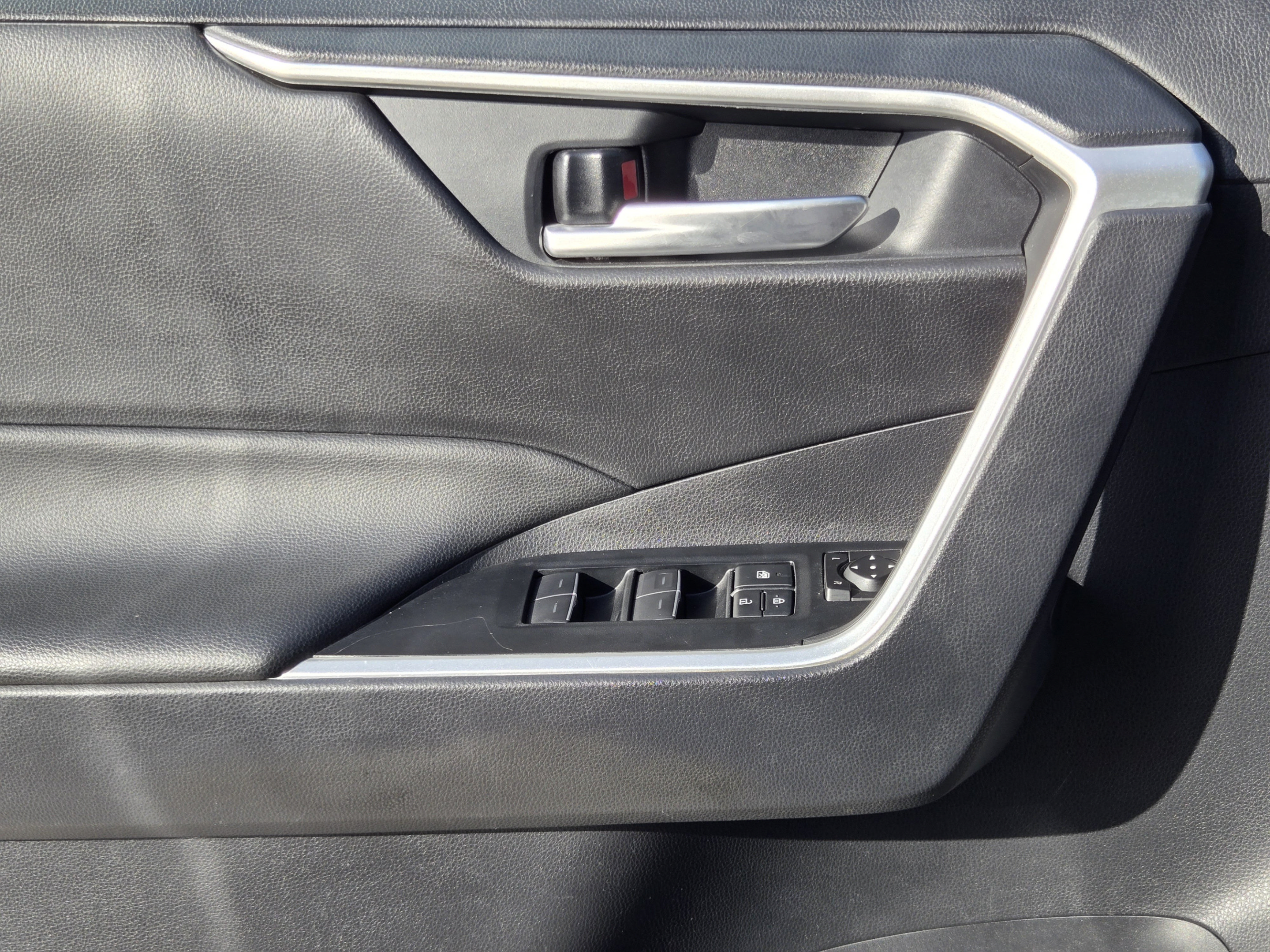 Used 2025 Toyota RAV4 XLE AWD/4WD image 21