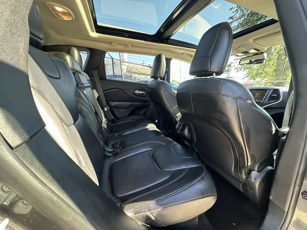 Used 2017 Jeep Cherokee Limited AWD/4WD image 33