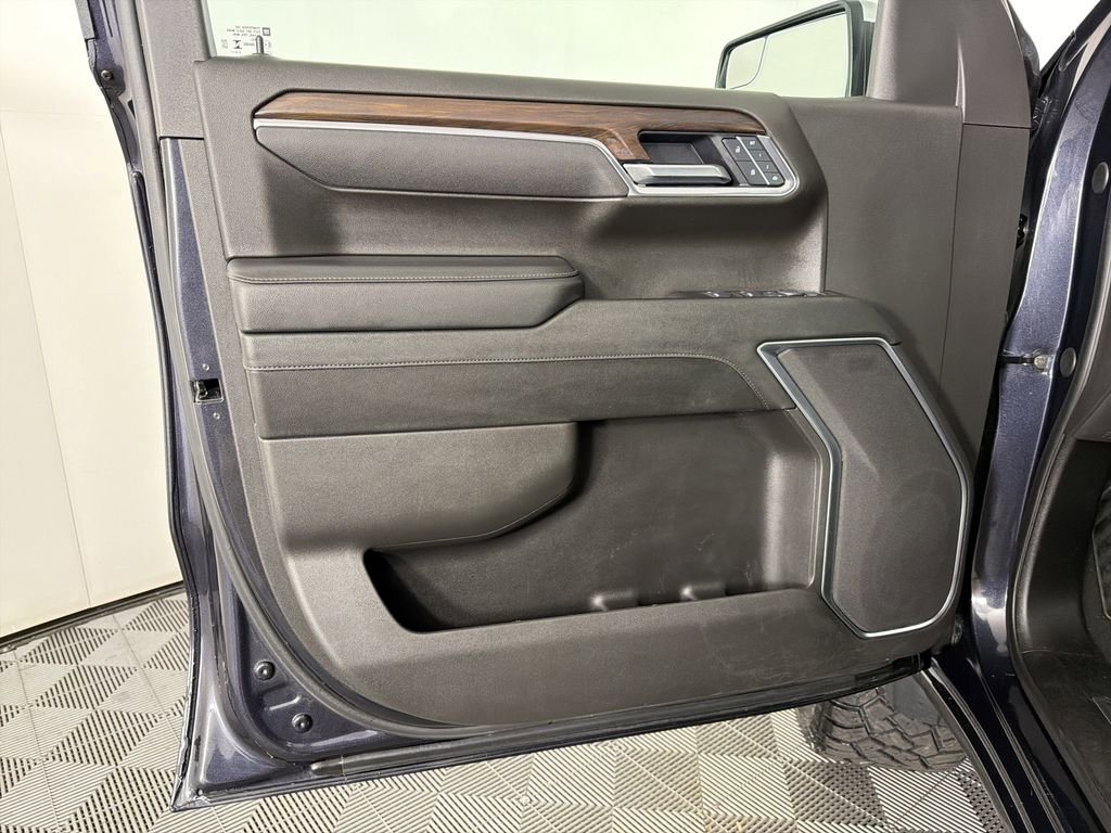 Used 2025 GMC Sierra 1500 SLT image 8