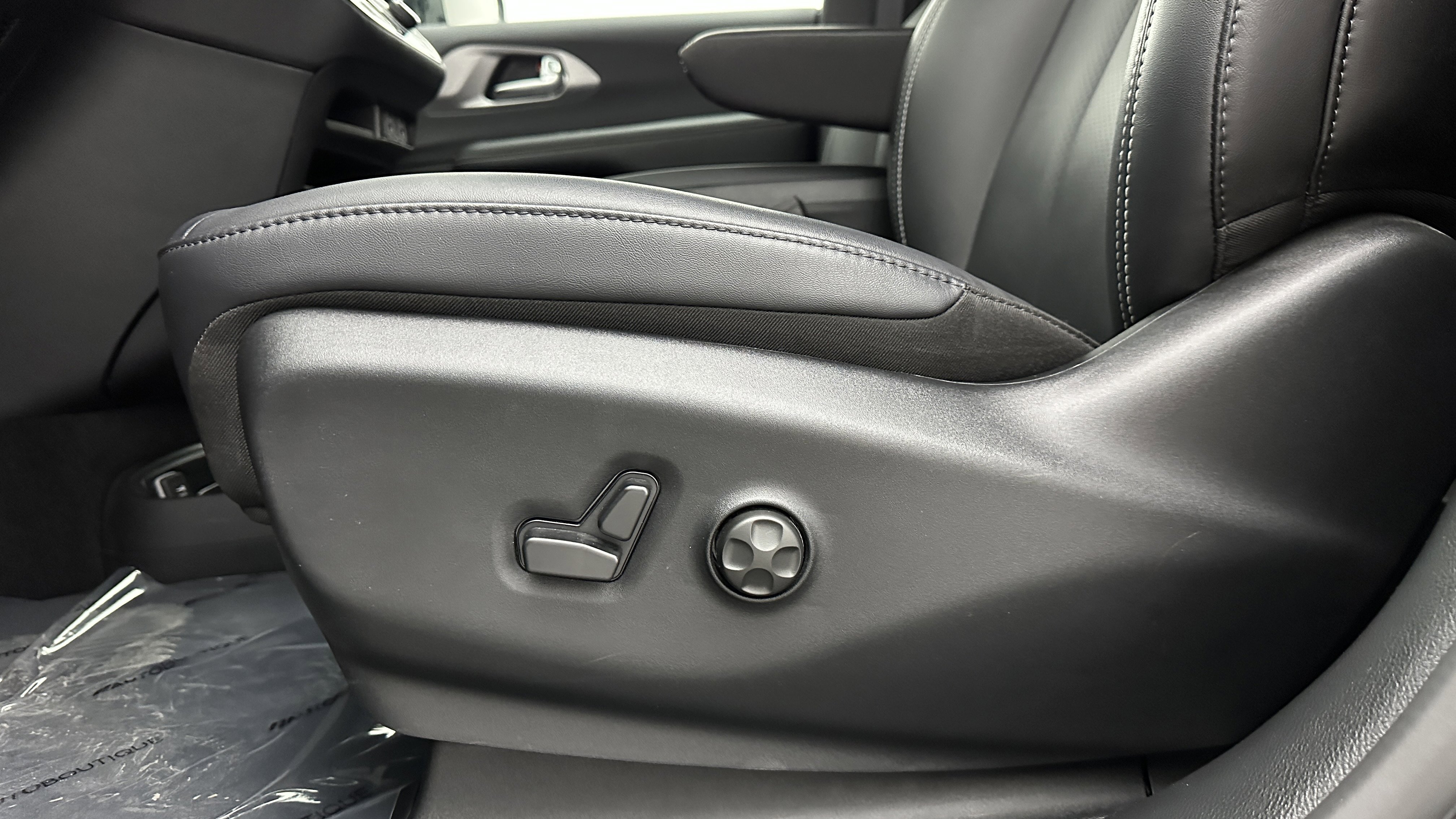 Used 2025 Chrysler Pacifica Select image 11