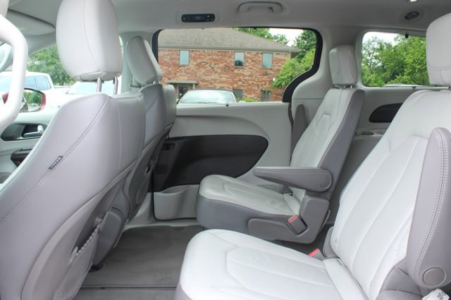 Used 2017 Chrysler Pacifica Touring-L w/ Tire & Wheel Group FWD image 32