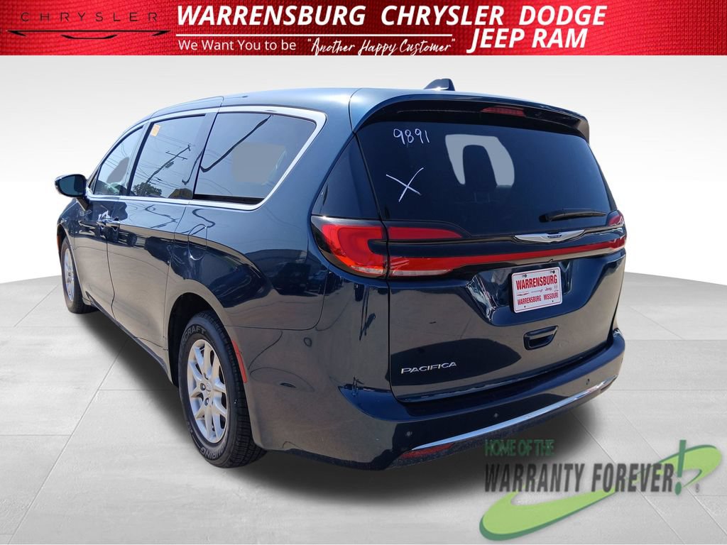 Used 2024 Chrysler Pacifica Touring-L FWD image 6