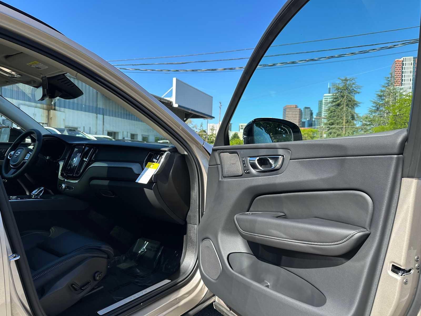 New 2025 Volvo XC60 B5 Ultra w/ Protection Package Premier image 11