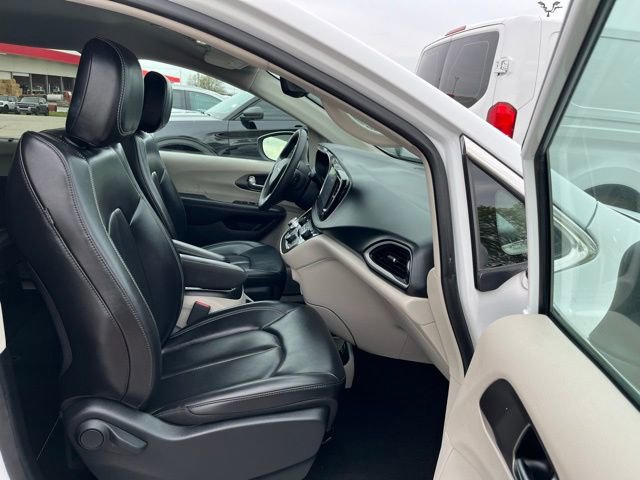 Used 2023 Chrysler Pacifica Touring-L FWD image 27