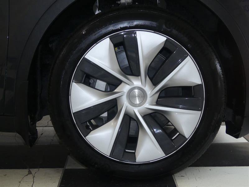 Used 2024 Tesla Model Y 2WD image 31