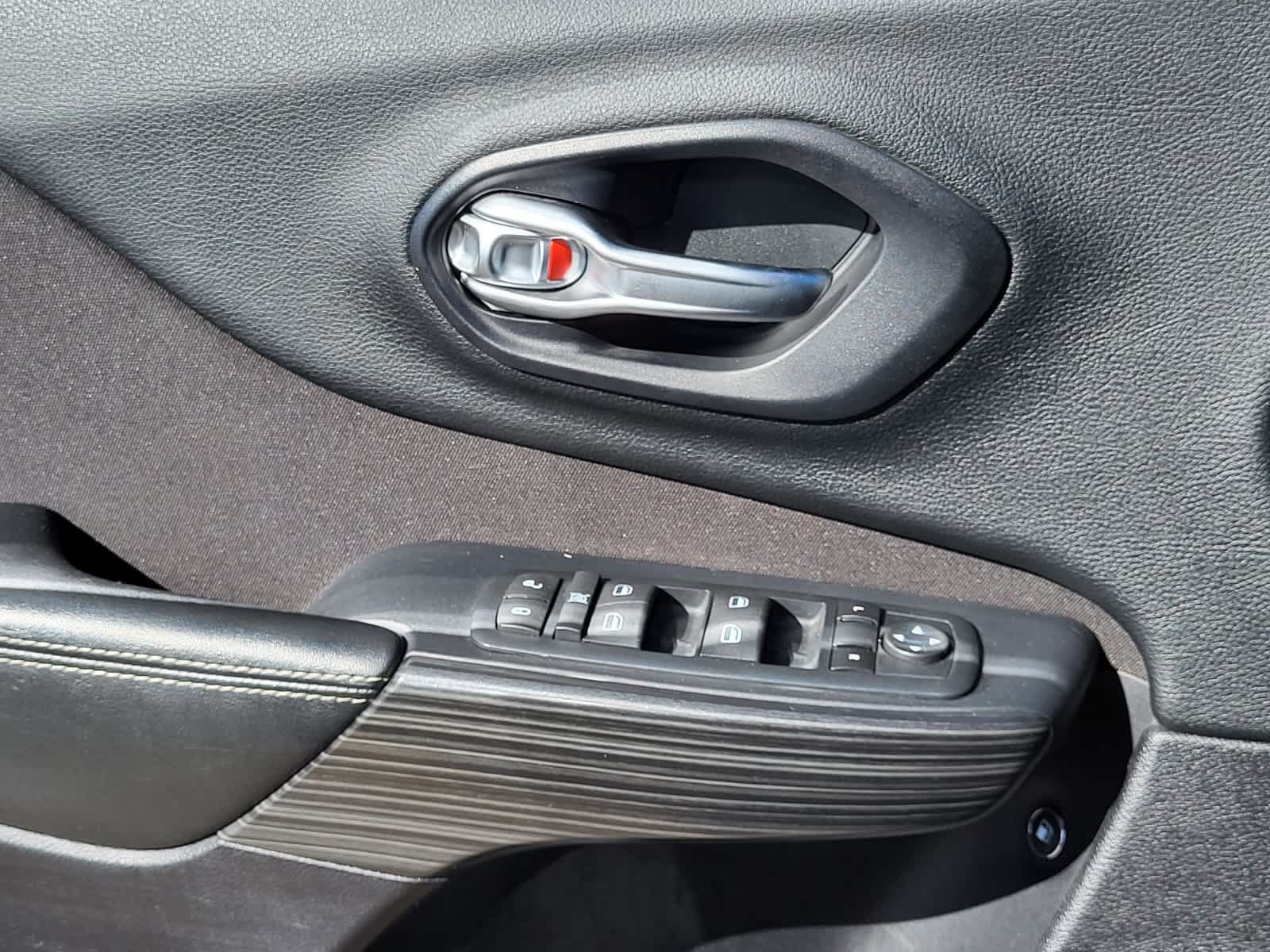 Used 2016 Jeep Cherokee Sport FWD image 14