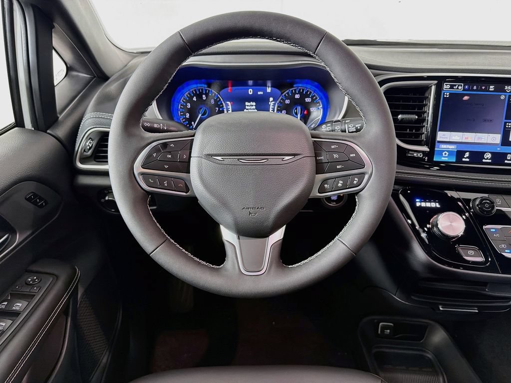 New 2027 Chrysler Pacifica Select AWD/4WD image 11