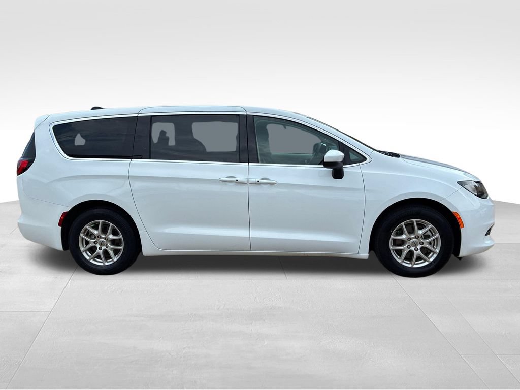 Used 2023 Chrysler Voyager LX FWD image 7