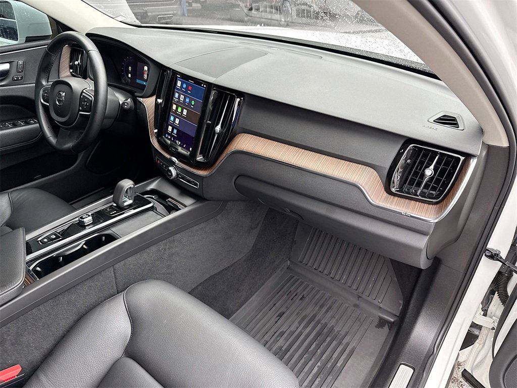 Used 2022 Volvo XC60 B5 Momentum image 34