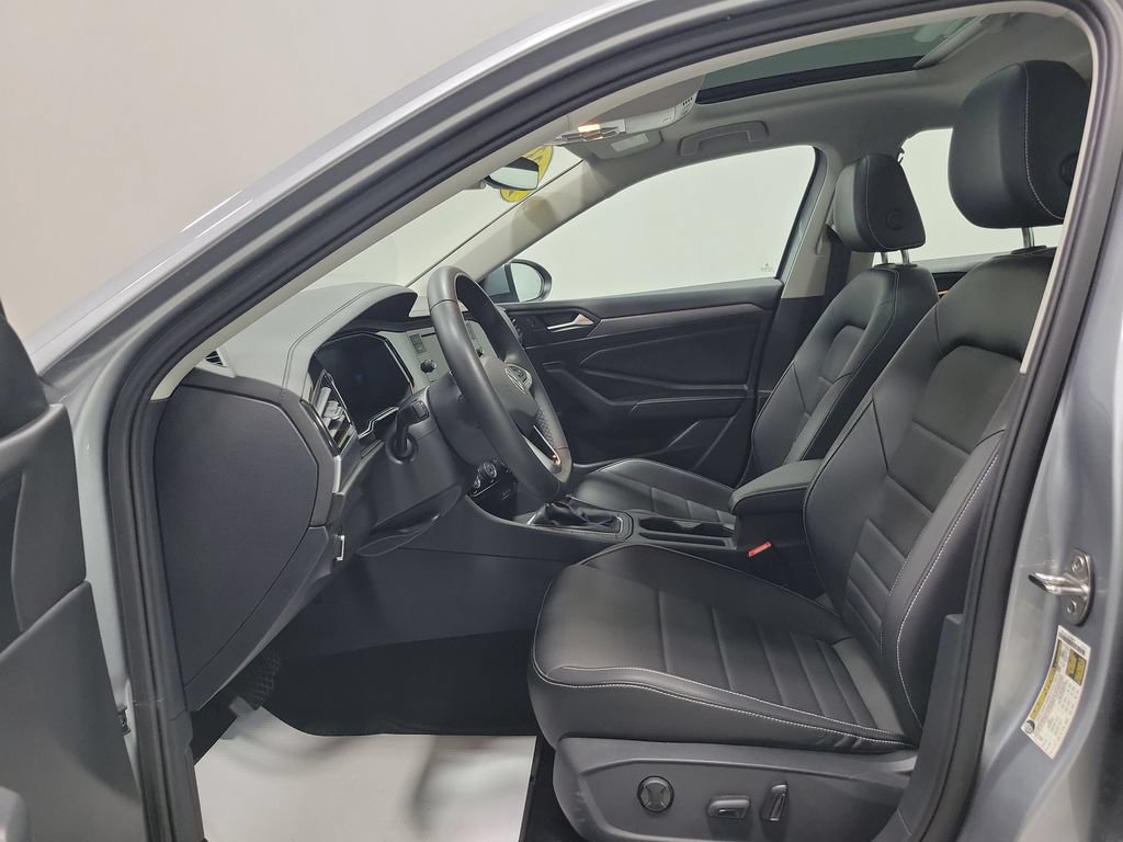 Used 2023 Volkswagen Jetta SE w/ Panoramic Sunroof Package FWD image 3