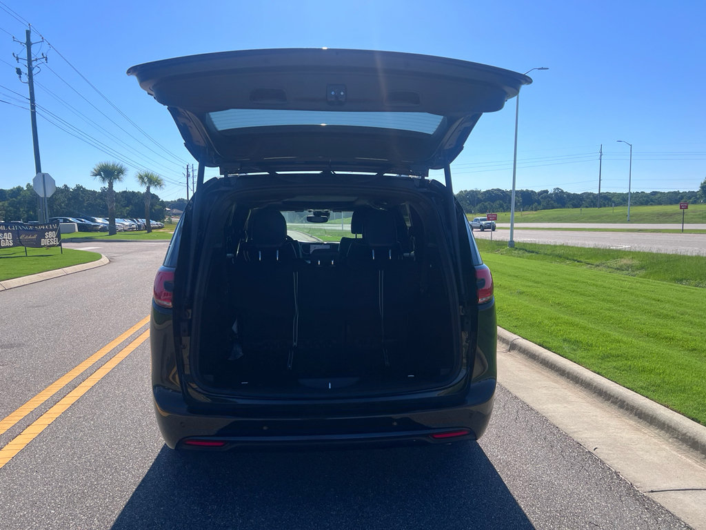 New 2027 Chrysler Pacifica Limited w/ Family Tech Group FWD image 4
