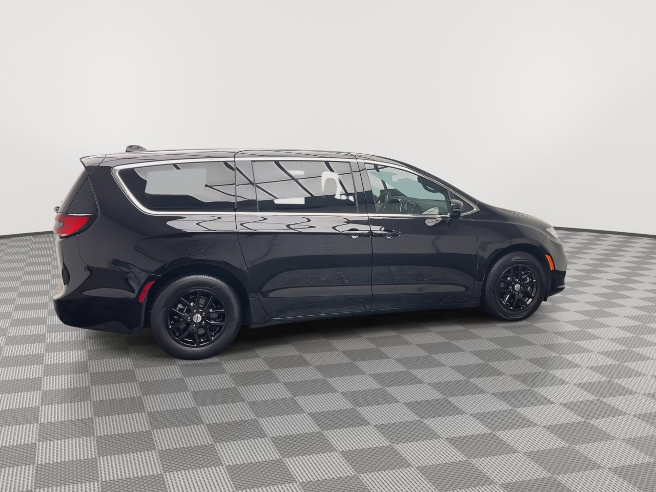 Used 2025 Chrysler Pacifica Select image 39