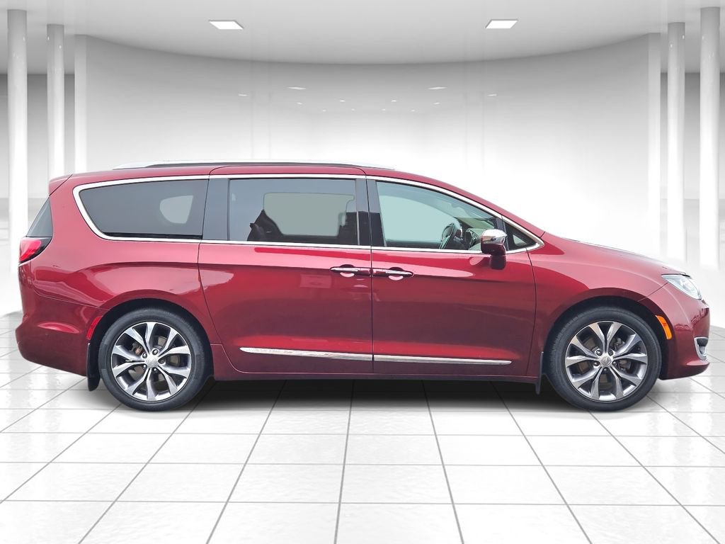 Used 2018 Chrysler Pacifica Limited image 2