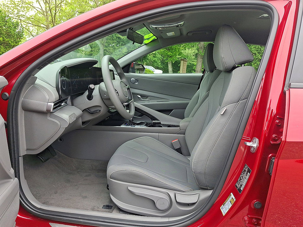 Certified 2024 Hyundai Elantra Blue FWD image 11