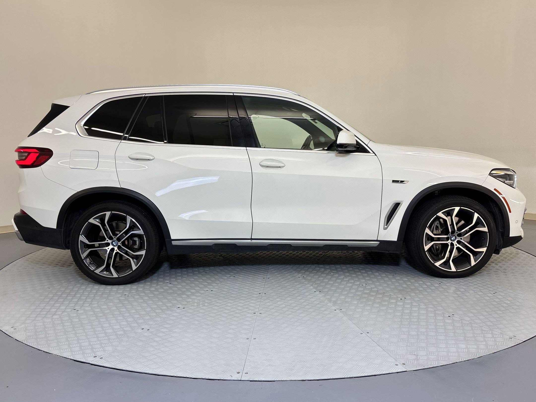 Used 2022 BMW X5 xDrive45e w/ Luxury Seating Package image 8