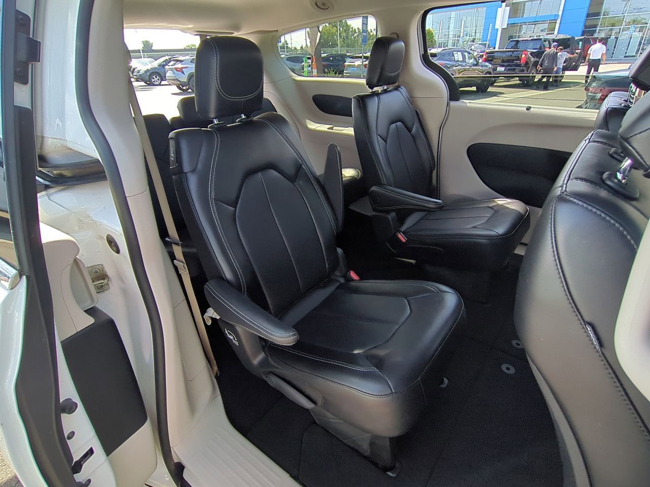 Used 2024 Chrysler Pacifica Touring-L image 24