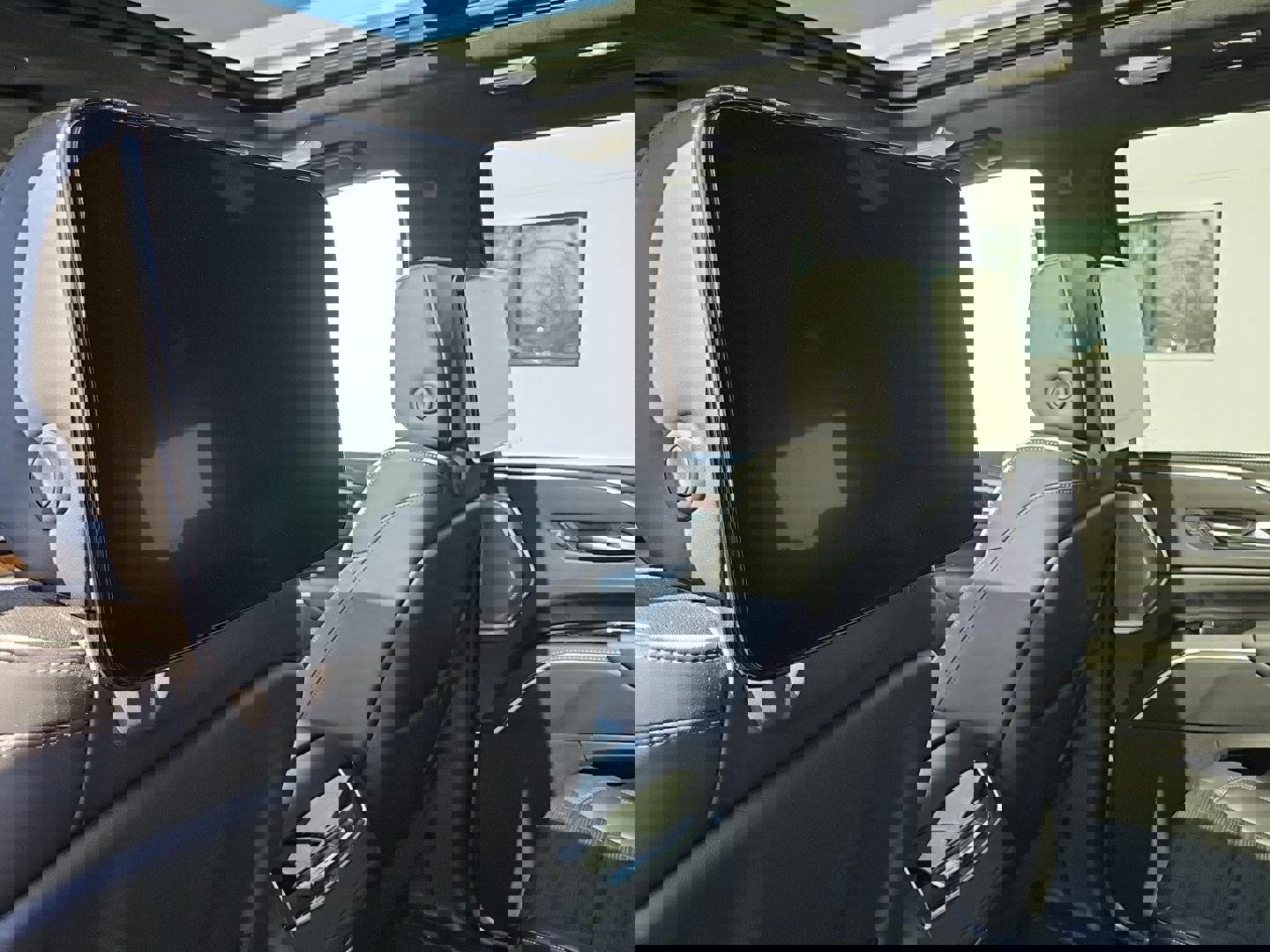 Used 2022 Cadillac Escalade Premium Luxury Platinum w/ Heavy-Duty Trailer Package image 18