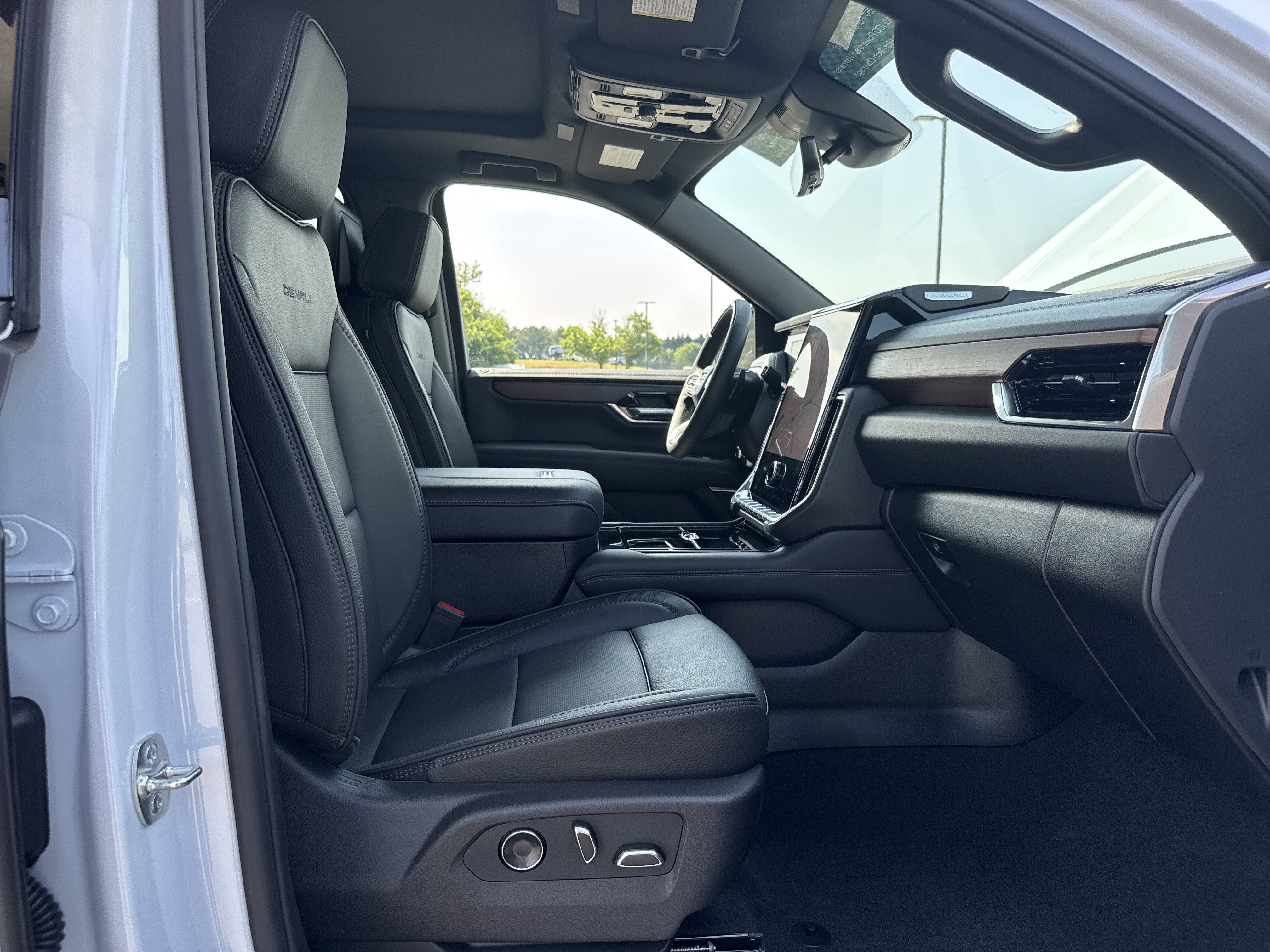 Used 2026 GMC Yukon XL Denali w/ Denali Reserve Package AWD/4WD image 34