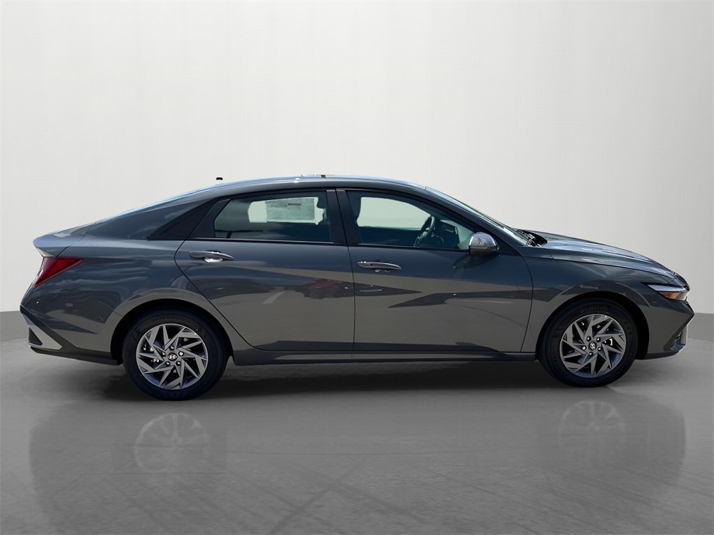 Used 2024 Hyundai Elantra Blue image 6